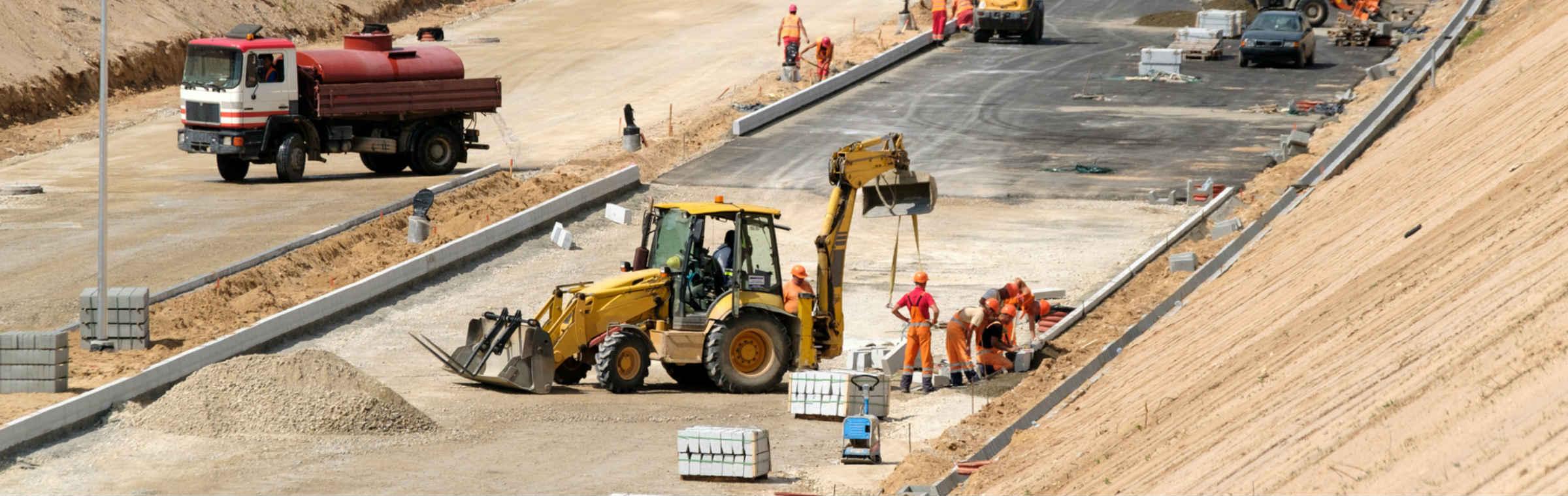 Des professionnels du bâtiment travaillent sur un chantier en construction